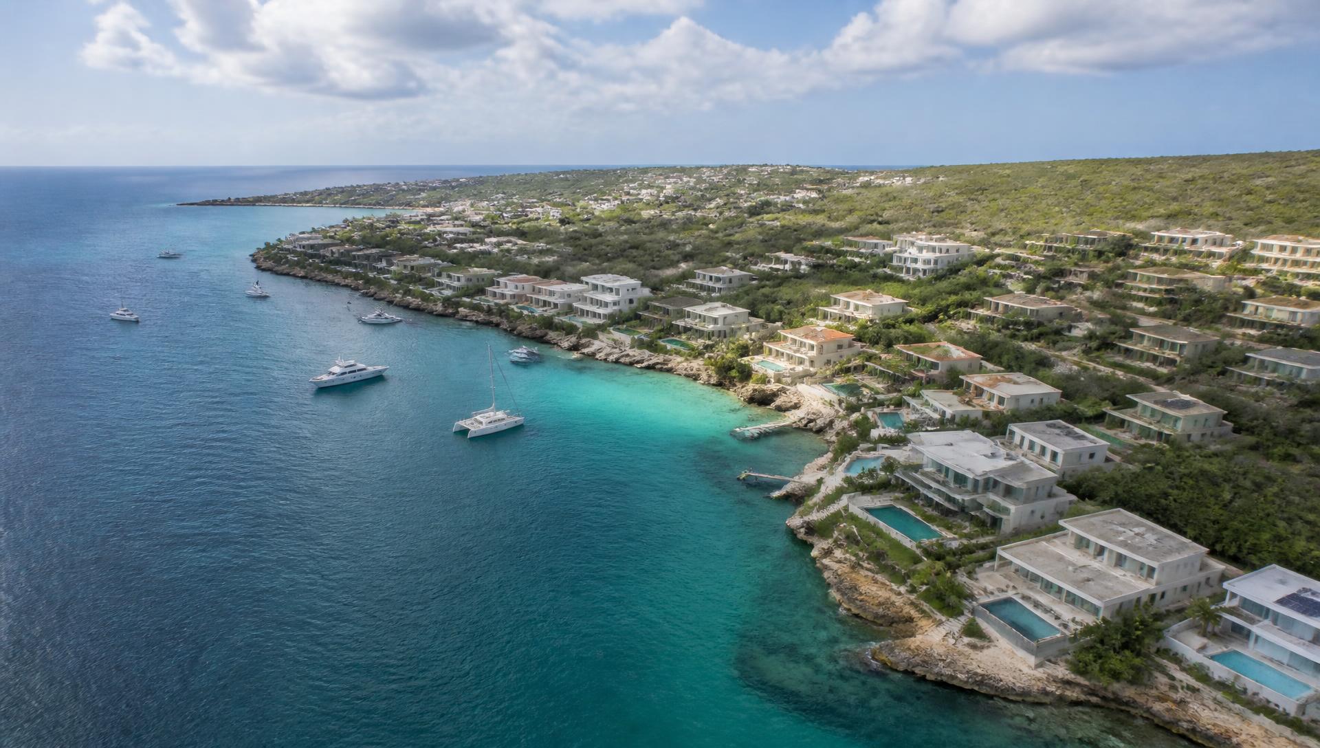 Luchtfoto van villa's aan het Spaanse Water op Curaçao